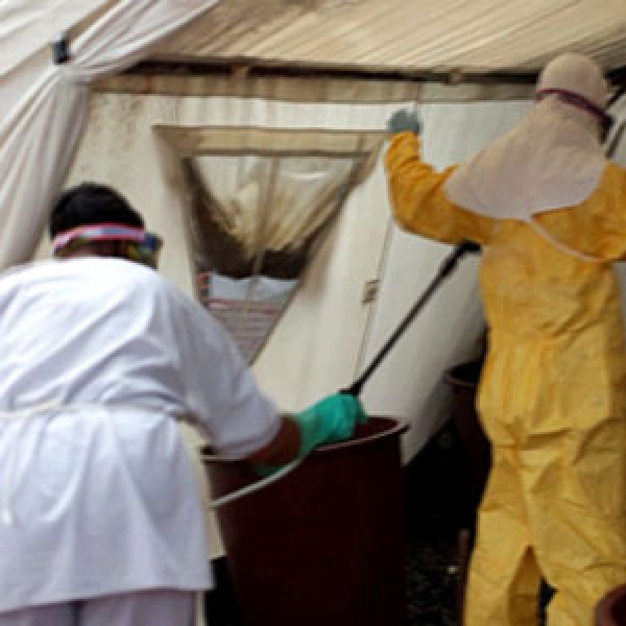 Sobrevivientes de ébola pueden transmitirlo por vía sexual