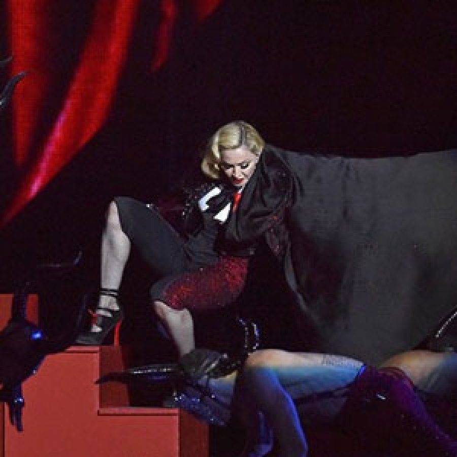 Madonna sufre caída durante presentación en los BRIT Awards