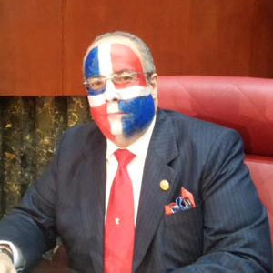 Senador Mariotti acude a Senado con bandera pintada sobre su cara