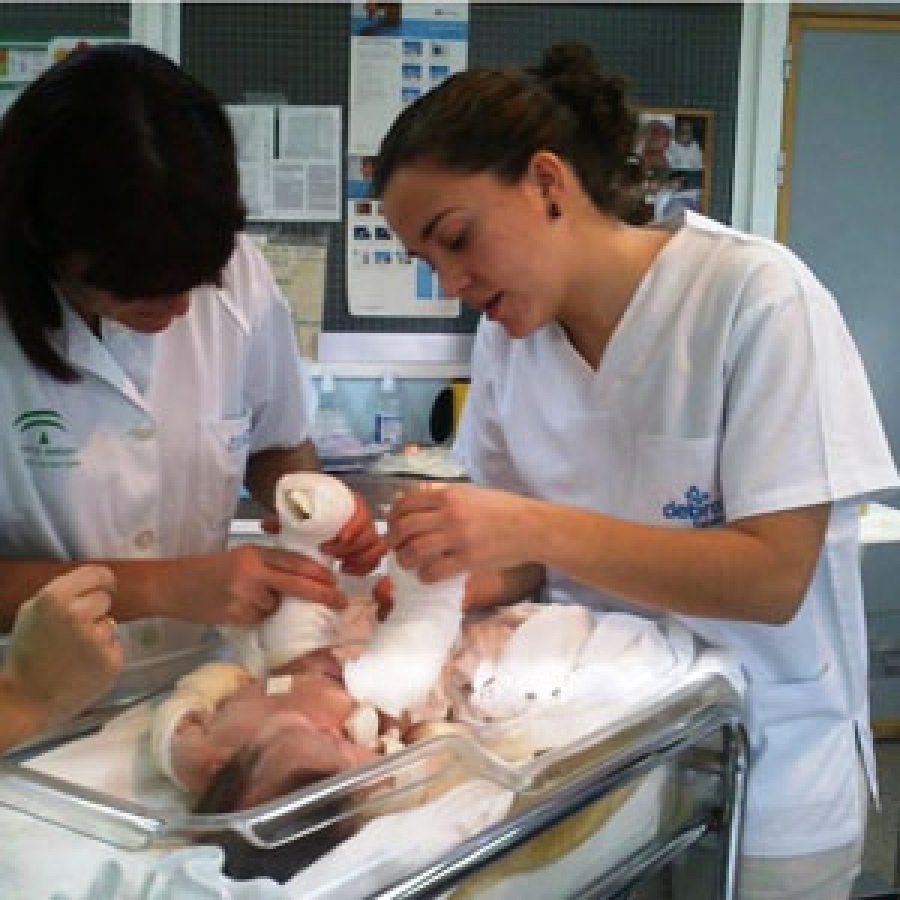 Enfermera deja caer a recién nacido; se fractura el cráneo