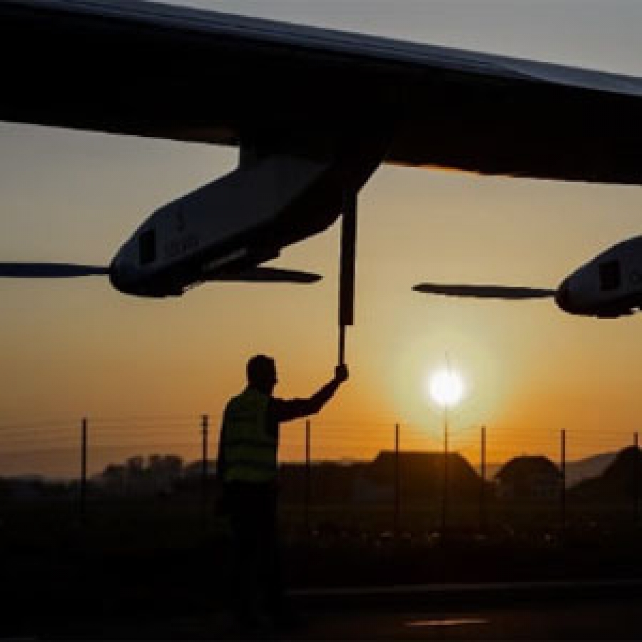 Avión solar inicia su primer vuelo alrededor del mundo