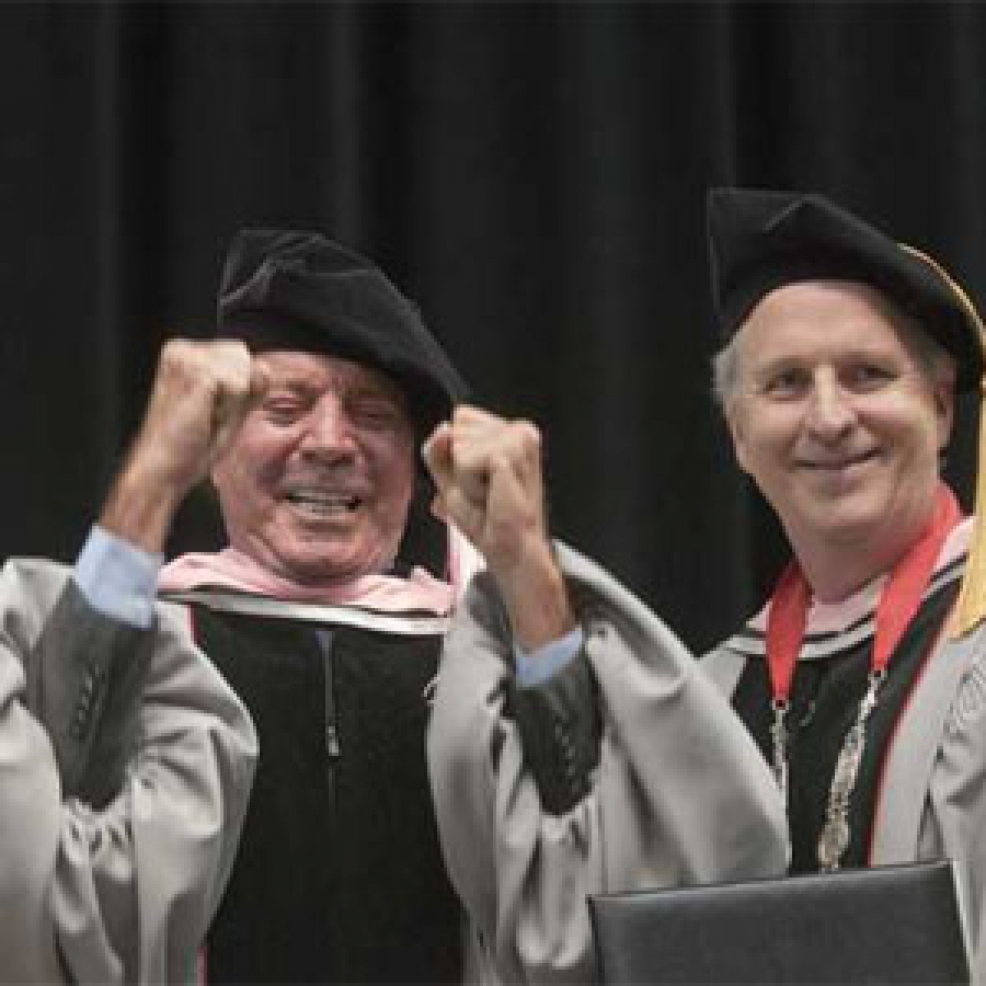 Julio Iglesias recibe doctorado honorario de Berklee