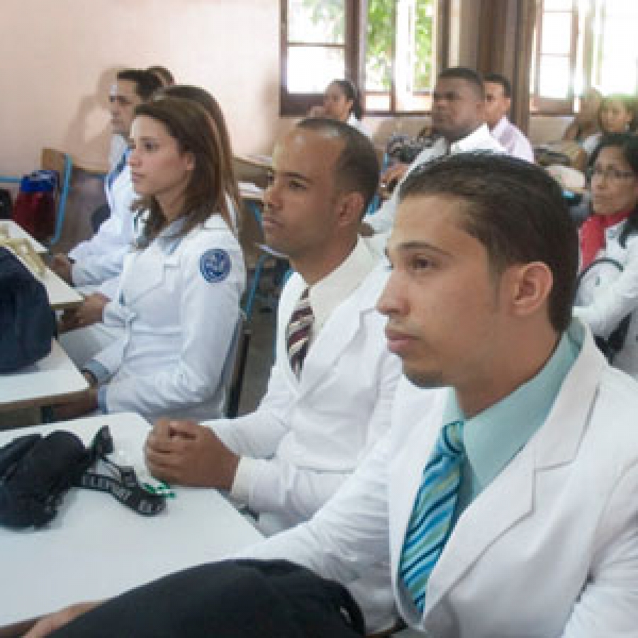 Salud Pública apoya proyecto de Examen Único para ejercer la Medicina