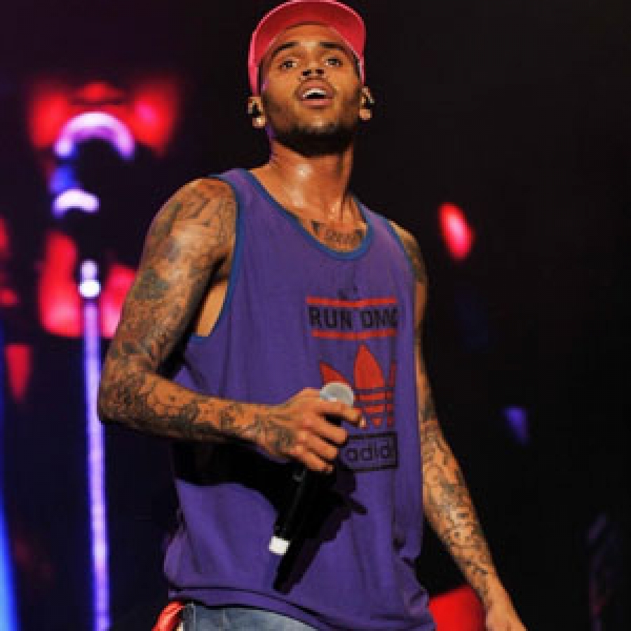 Impiden a Chris Brown abandonar Filipinas por incumplimiento de contrato