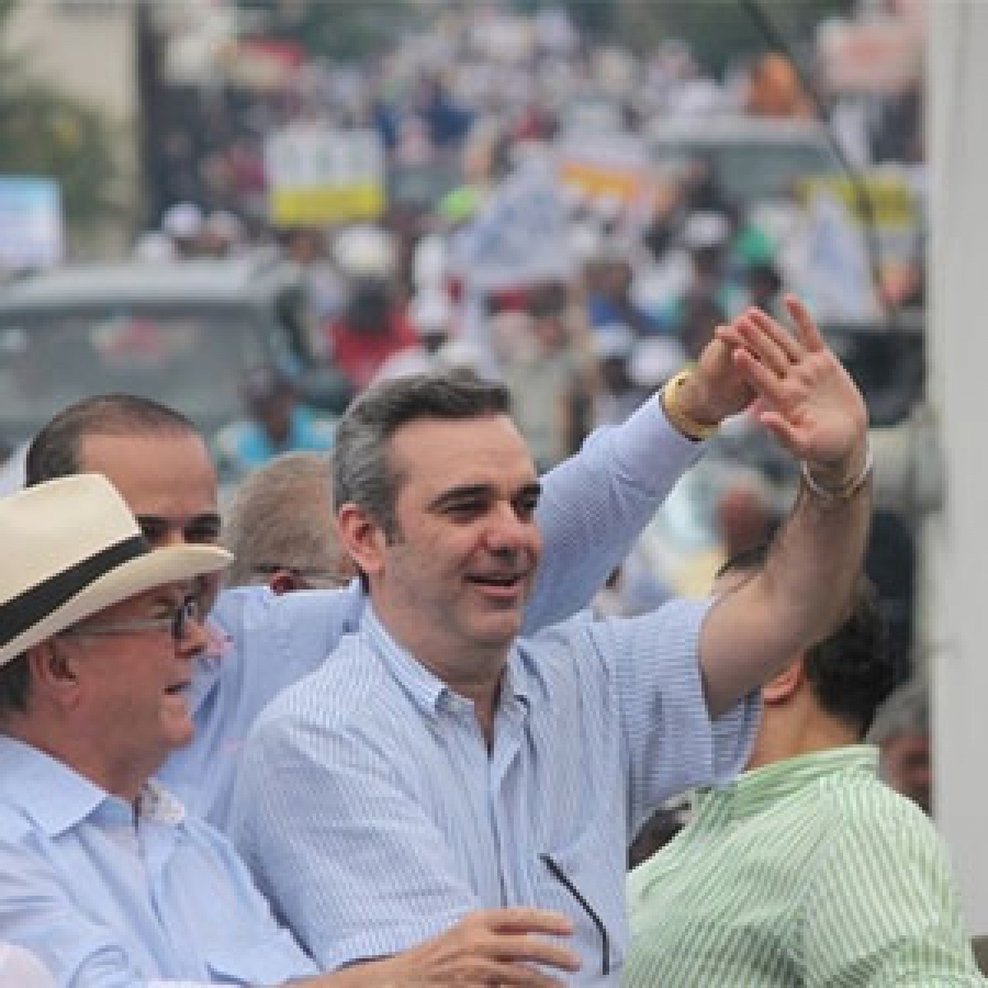 Luis Abinader encabeza concurrida marcha contra la reelección