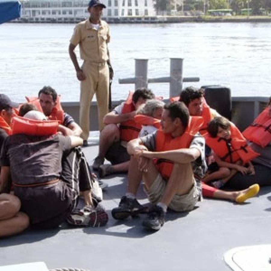 La Armada apresaa a seis cubanos que llegaron al país en yola