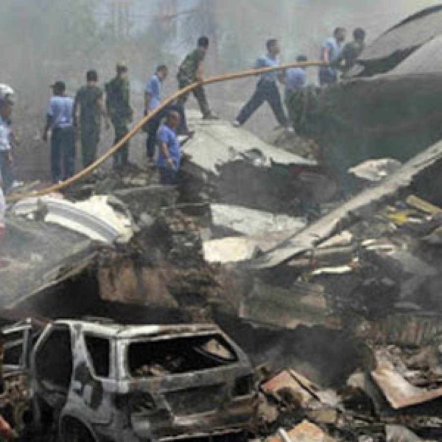 Al menos 100 muertos tras caer un avión militar en Indonesia