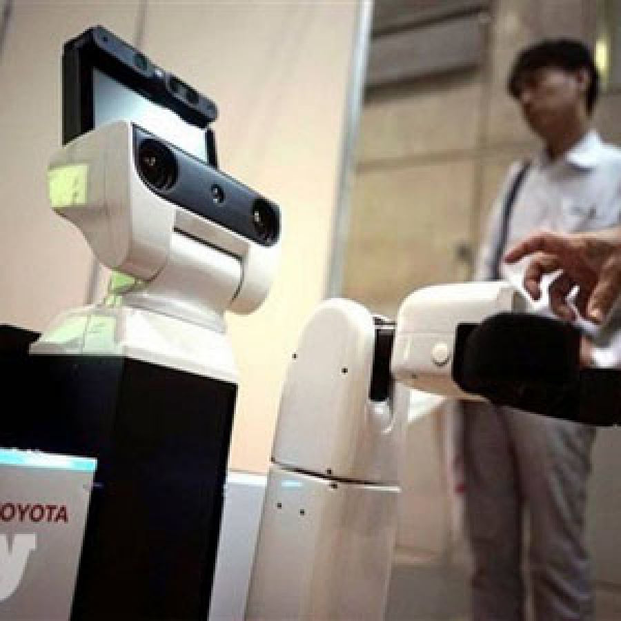 Toyota presenta un robot que recoge y ayuda a enfermos