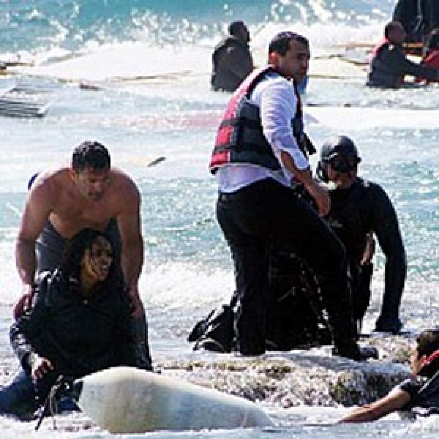 Hallan 13 cadáveres en nave cargada de inmigrantes en el Mediterráneo