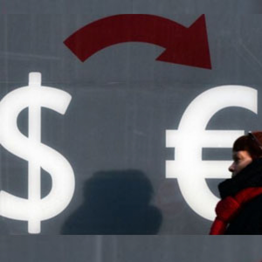 ¿Por qué el dólar le está ganando la batalla al euro?