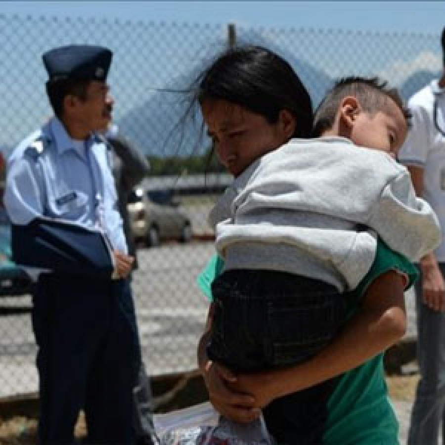 EE.UU. seguirá deteniendo a familias que crucen ilegalmente la frontera