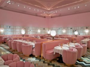 El restaurante decididamente rosado y maravillosamente caprichoso es el sueño de cualquier amante del arte (Condé Nast Traveler)