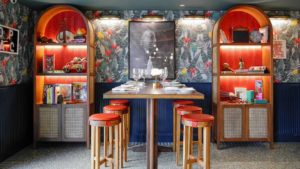 Comisariada por Derek Fleming y David Simkins, la colección del restaurante exhibe obras que inician conversaciones y que encarnan “la excelencia en la experiencia afroamericana” (Red Rooster Overtown)