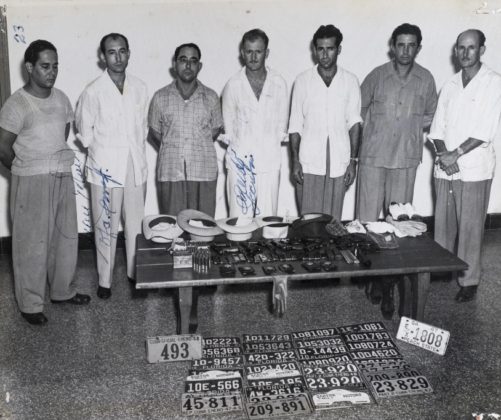 Parte de los detenidos por los sucesos del reparto Orfila, con armas, dinero, municiones, placas de auto y credenciales de la Policía que les fueron ocupadas.