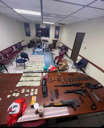 Armas, dinero, celulares incautados en Operación Discovery