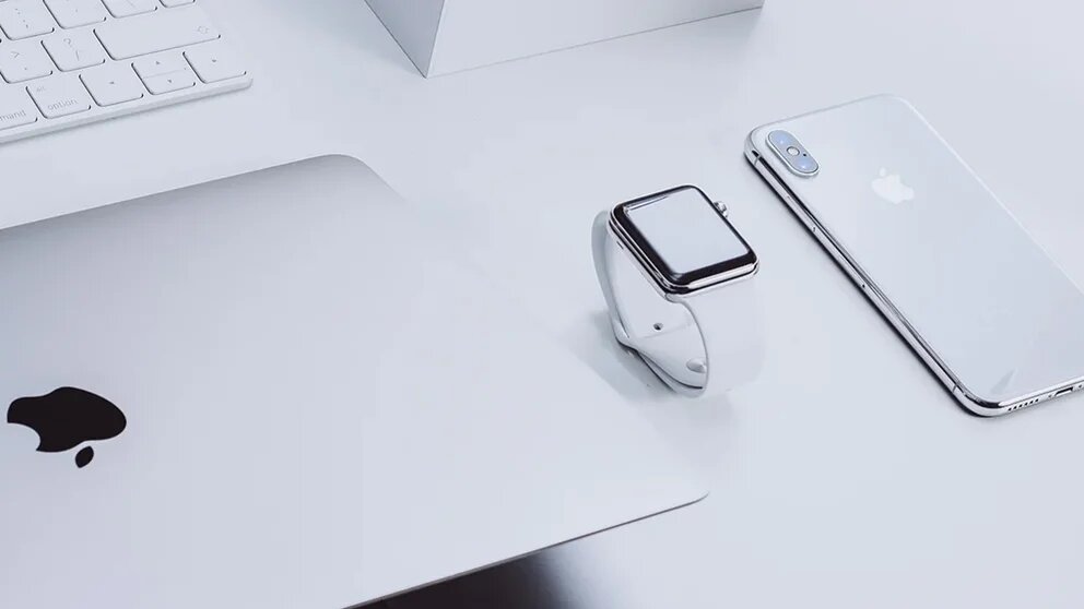 Un MacBook Air, un Apple Watch y un iPhone XS. (foto: iPadizate)