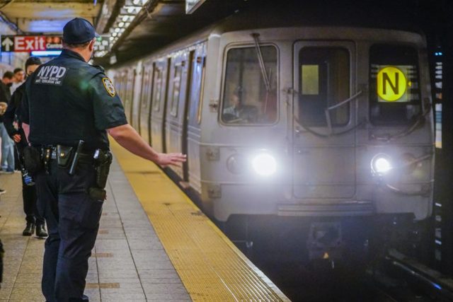 Tras tiroteo masivo, NYC explora detectores de armas en el metro