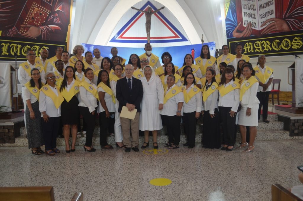 Arq César Iván Feris, director de la Escuela de Formación junto a un grupo de graduandas de la 10 cohorte de la Agentes de Pastoral de la Salud