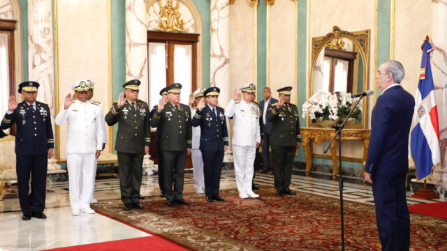 Presidente Abinader juramenta a nuevos mandos militares