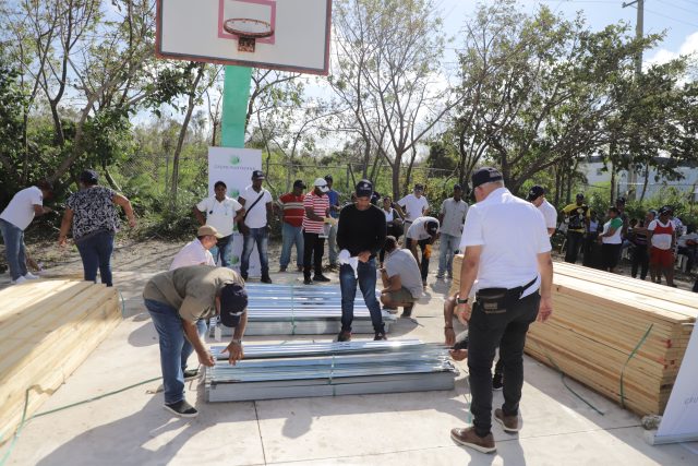 Fundación Grupo Puntacana dona alimentos y materiales de construcción en La Altagracia