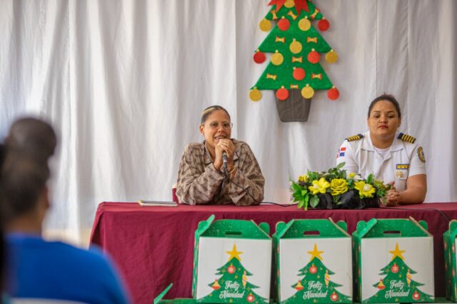Privadas de libertad Najayo reciben canastas navideñas de Tokischa