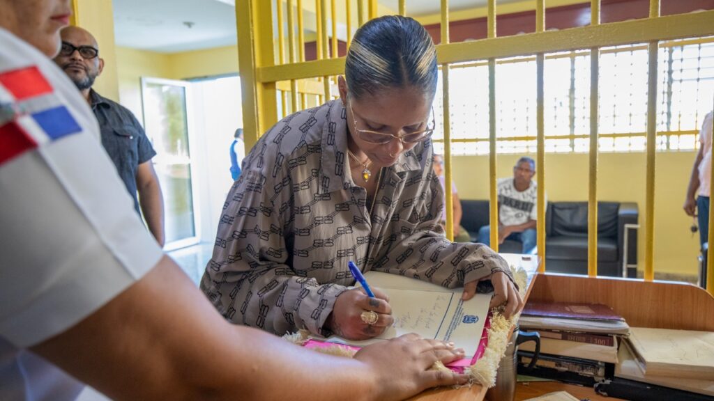 Tokischa firma autógrafo a privadas de libertad Centro de Corrección y Rehabilitación de  Najayo Mujeres