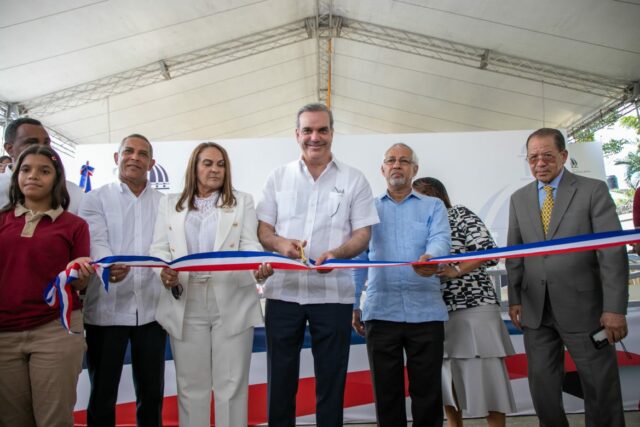 Presidente Abinader inaugura seis obras en SFM y La Vega