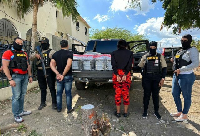 Arrestan dos tras confiscar 89 paquetes de cocaína camuflados en camioneta