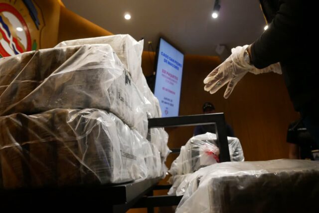 Arrestan dos tras interceptar lancha con 531 paquetes de cocaína en SPM