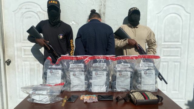 Arrestan en Barahona a conductor de jeepeta transportaba 32 paquetes de cocaína